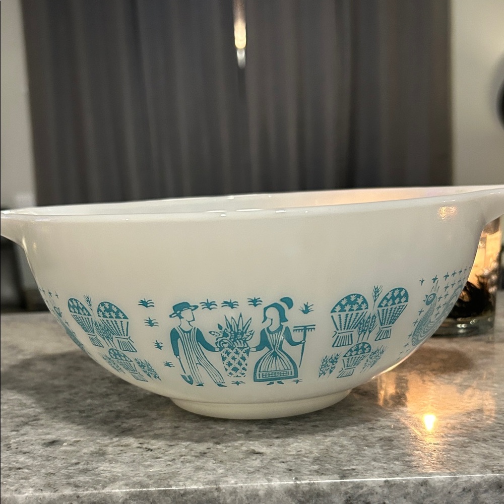 Vintage Pyrex Amish Butterprint #443 in perfect condition